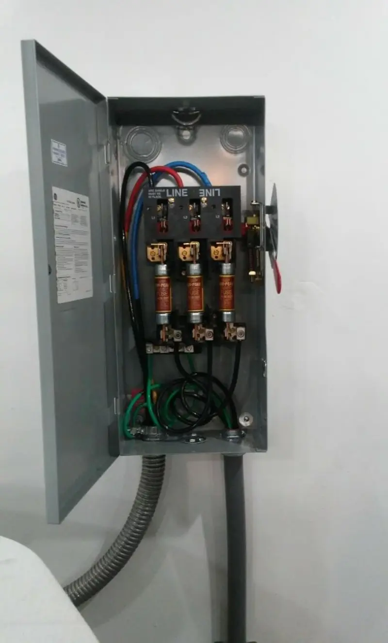 Three-phase disconnect switch installed for Smoke Detector Installation in Oceola